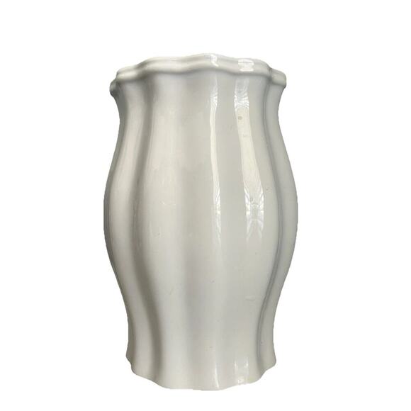 9 1/4” Tall White Vase Vintage WCL Scalloped Home Decor Table Centerpiece Entry - Picture 14 of 16